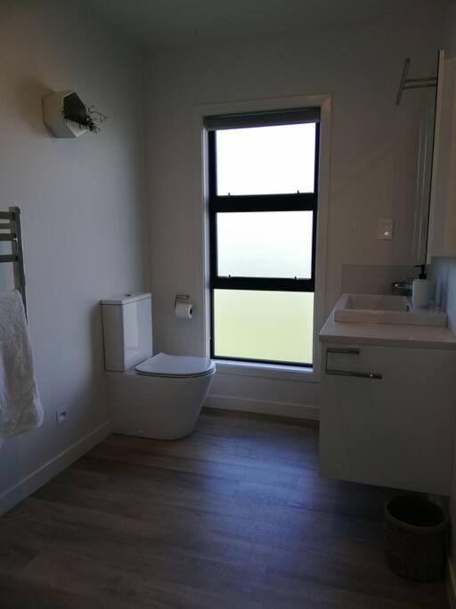 Purangi Waterfront Retreat - 2 Bedroom Cooks Beach Экстерьер фото